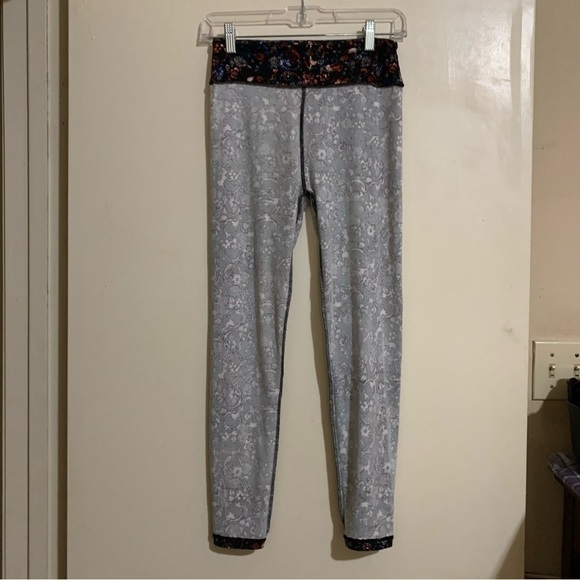 LulaRoe Soft Festive/Floral print leggings. One Size - Picture 14 of 14